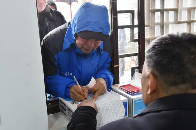 J9九游会：2025年养老金调整通知公布了吗？60、70、80岁退休涨钱差多少(图4)