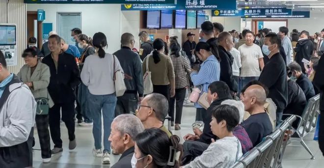 J9九游会：2025年养老金调整通知公布了吗？60、70、80岁退休涨钱差多少(图2)