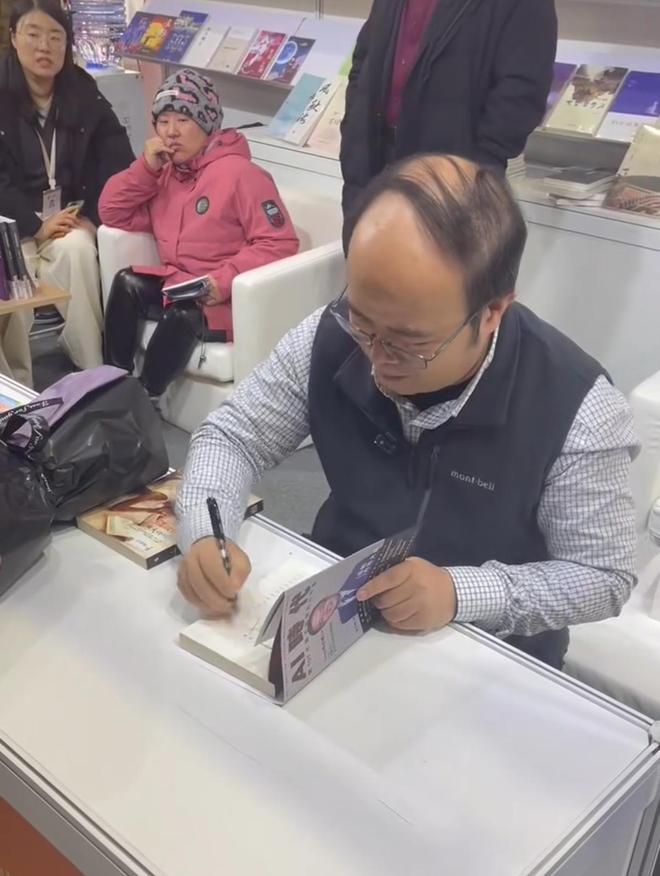 冯永权携港澳保险业首部AI应用专著登陆北京图书订货会(图3)